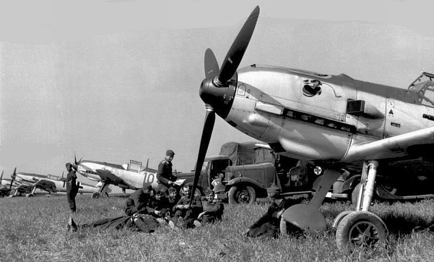 Frankreich, Jagdflugzeuge Me 109 auf Feldflugplatz