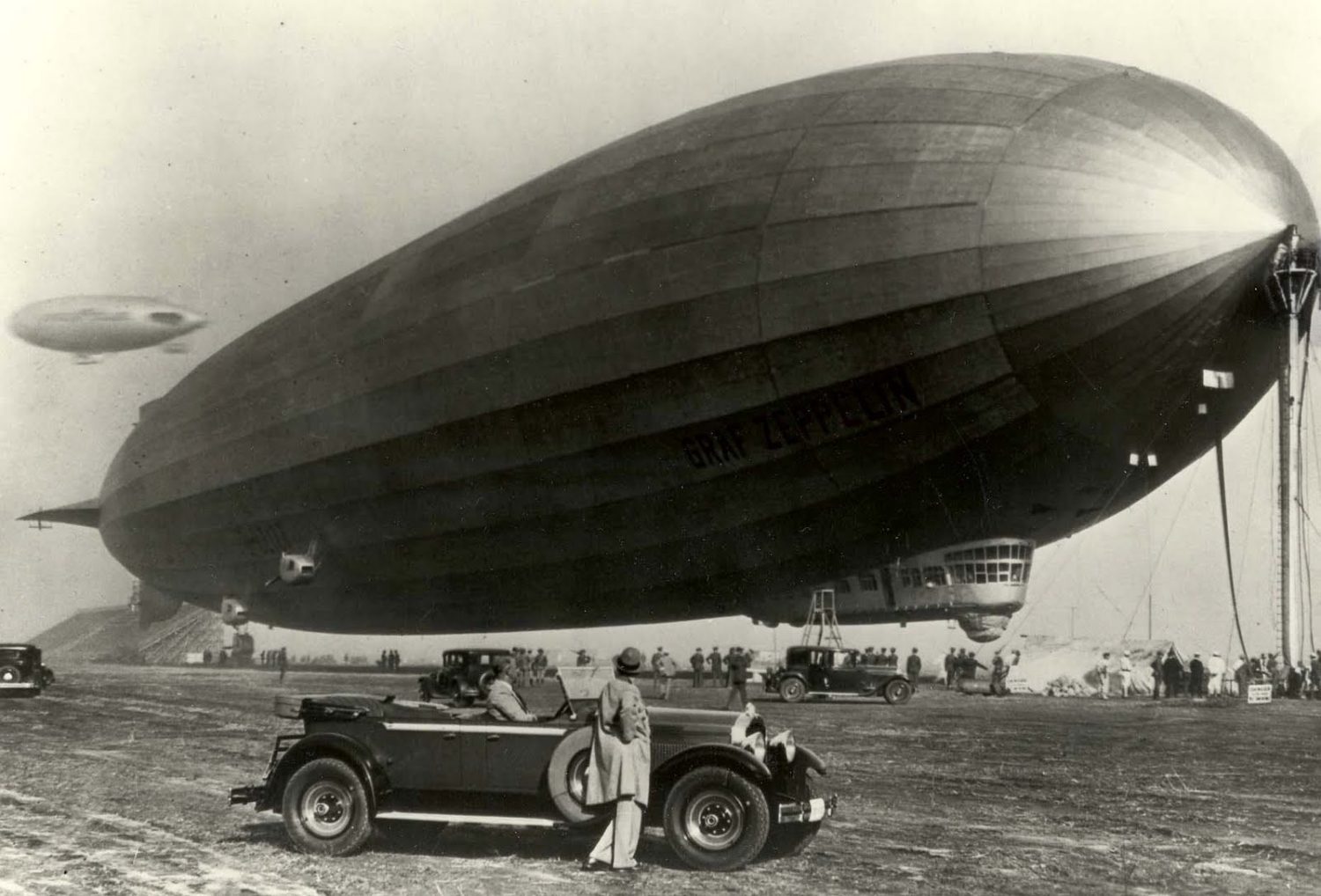 Úspěšný gumopryžový výrobek hraběte Zeppelina. Licenci zakoupily čs. firmy Vulkan a Ola Gum. Původní design zmenšily a úspěšně se zapojily do boje proti alimentačním poplatkům